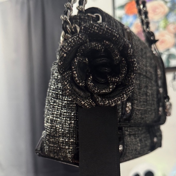 Brighton Tweed black patent leather floral shoulder bag. - Picture 4 of 13